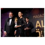 Şevval Sam Instagram - Magazin Gazetecileri Derneği’ne, “Karadeniz II” albümümüze, “En İyi Proje” ödülünü layık gördükleri için çok teşekkür ederiz. 🤩🎶🏆 
❤️⭐️⭐️⭐️⭐️⭐️⭐️⭐️⭐️❤️ @magazingazetecileri 
Fotoğraflar @cankarabulutofficial 
Elbise @tarikedizofficial 
Takılar @robertobravo 
Styling @816styling 
@sburcucam 
@mina.tanay
