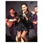 Şevval Sam Instagram - Magazin Gazetecileri Derneği’ne, “Karadeniz II” albümümüze, “En İyi Proje” ödülünü layık gördükleri için çok teşekkür ederiz. 🤩🎶🏆 
❤️⭐️⭐️⭐️⭐️⭐️⭐️⭐️⭐️❤️ @magazingazetecileri 
Fotoğraflar @cankarabulutofficial 
Elbise @tarikedizofficial 
Takılar @robertobravo 
Styling @816styling 
@sburcucam 
@mina.tanay