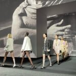 Nana Komatsu Instagram - @chanelofficial Spring Summer 2023

2年10ヶ月ぶりのパリでCHANELのshow🇫🇷
会場は360°スクリーンで囲まれた空間。
今までのコレクションとは雰囲気もガラッと変わり、セクシーさもありながらその人が持つしなやかな身体のラインと素材が組み合わさって息を呑む美しさだった。
こっちまでドキッとしてしまう、ミステリアスな雰囲気が漂ったコレクションでした！

あぁ、楽しすぎたなぁ。
次のコレクションは
どんな感じなんだろう、待ち遠しい。

Thank you for @chanelofficial 🌹
#chanelspringsummer
