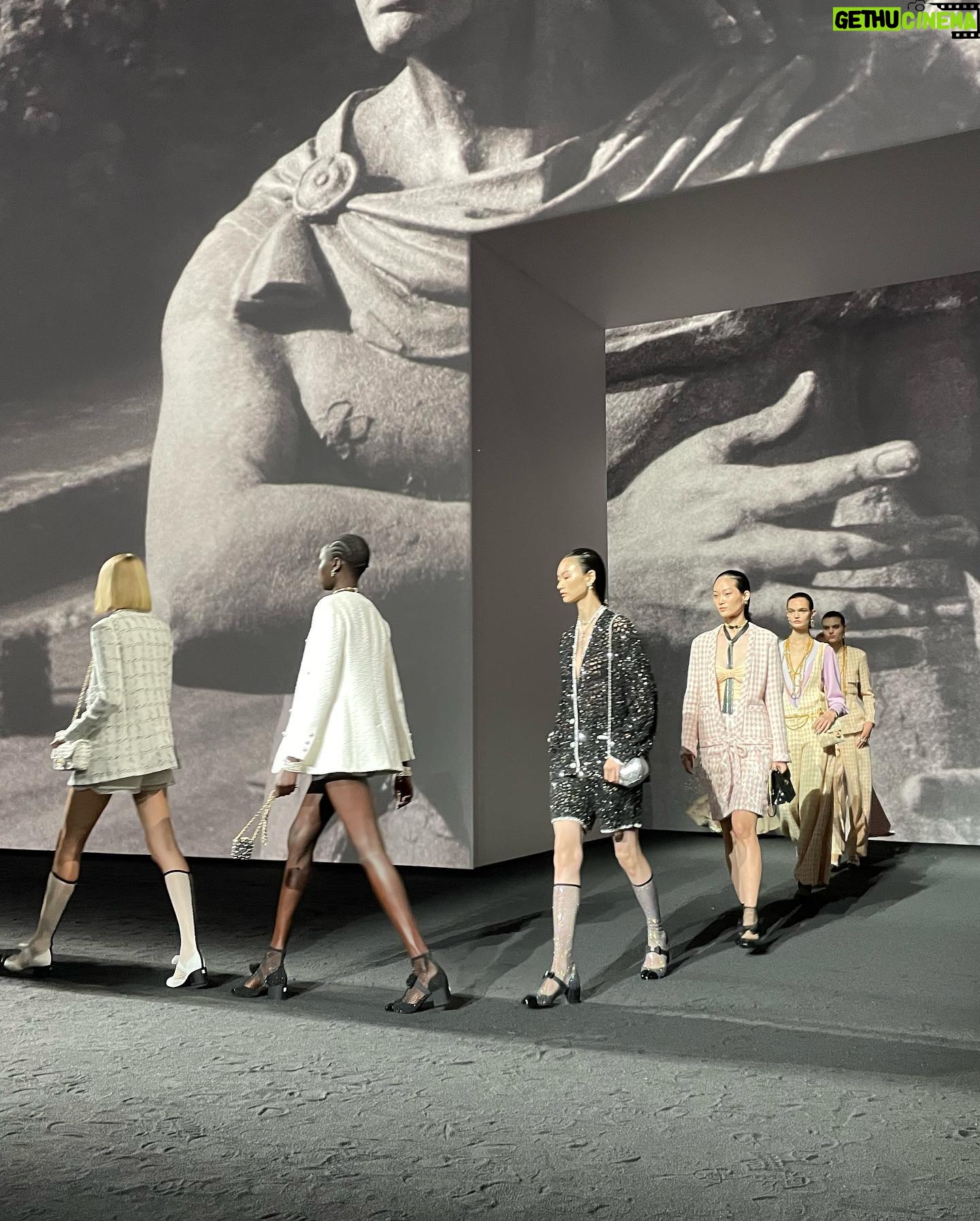 Nana Komatsu Instagram - @chanelofficial Spring Summer 2023
2年10ヶ月ぶりのパリでCHANELのshow🇫🇷
会場は360°スクリーンで囲まれた空間。
今までのコレクションとは雰囲気もガラッと変わり、セクシーさもありながらその人が持つしなやかな身体のラインと素材が組み合わさって息を呑む美しさだった。
こっちまでドキッとしてしまう、ミステリアスな雰囲気が漂ったコレクションでした!
あぁ、楽しすぎたなぁ。
次のコレクションは
どんな感じなんだろう、待ち遠しい。
Thank you for @chanelofficial 🌹
#chanelspringsummer