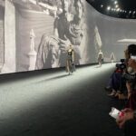 Nana Komatsu Instagram - @chanelofficial Spring Summer 2023

2年10ヶ月ぶりのパリでCHANELのshow🇫🇷
会場は360°スクリーンで囲まれた空間。
今までのコレクションとは雰囲気もガラッと変わり、セクシーさもありながらその人が持つしなやかな身体のラインと素材が組み合わさって息を呑む美しさだった。
こっちまでドキッとしてしまう、ミステリアスな雰囲気が漂ったコレクションでした！

あぁ、楽しすぎたなぁ。
次のコレクションは
どんな感じなんだろう、待ち遠しい。

Thank you for @chanelofficial 🌹
#chanelspringsummer