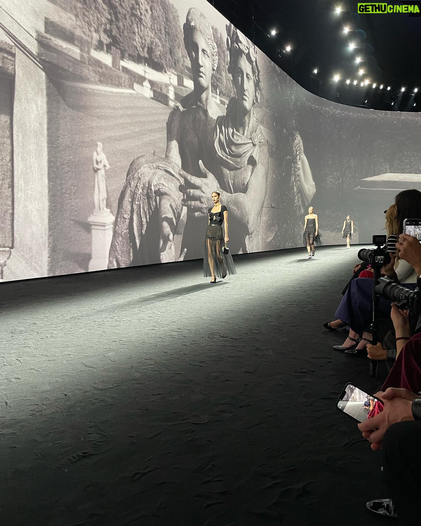 Nana Komatsu Instagram - @chanelofficial Spring Summer 2023
2年10ヶ月ぶりのパリでCHANELのshow🇫🇷
会場は360°スクリーンで囲まれた空間。
今までのコレクションとは雰囲気もガラッと変わり、セクシーさもありながらその人が持つしなやかな身体のラインと素材が組み合わさって息を呑む美しさだった。
こっちまでドキッとしてしまう、ミステリアスな雰囲気が漂ったコレクションでした!
あぁ、楽しすぎたなぁ。
次のコレクションは
どんな感じなんだろう、待ち遠しい。
Thank you for @chanelofficial 🌹
#chanelspringsummer