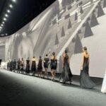 Nana Komatsu Instagram - @chanelofficial Spring Summer 2023

2年10ヶ月ぶりのパリでCHANELのshow🇫🇷
会場は360°スクリーンで囲まれた空間。
今までのコレクションとは雰囲気もガラッと変わり、セクシーさもありながらその人が持つしなやかな身体のラインと素材が組み合わさって息を呑む美しさだった。
こっちまでドキッとしてしまう、ミステリアスな雰囲気が漂ったコレクションでした！

あぁ、楽しすぎたなぁ。
次のコレクションは
どんな感じなんだろう、待ち遠しい。

Thank you for @chanelofficial 🌹
#chanelspringsummer