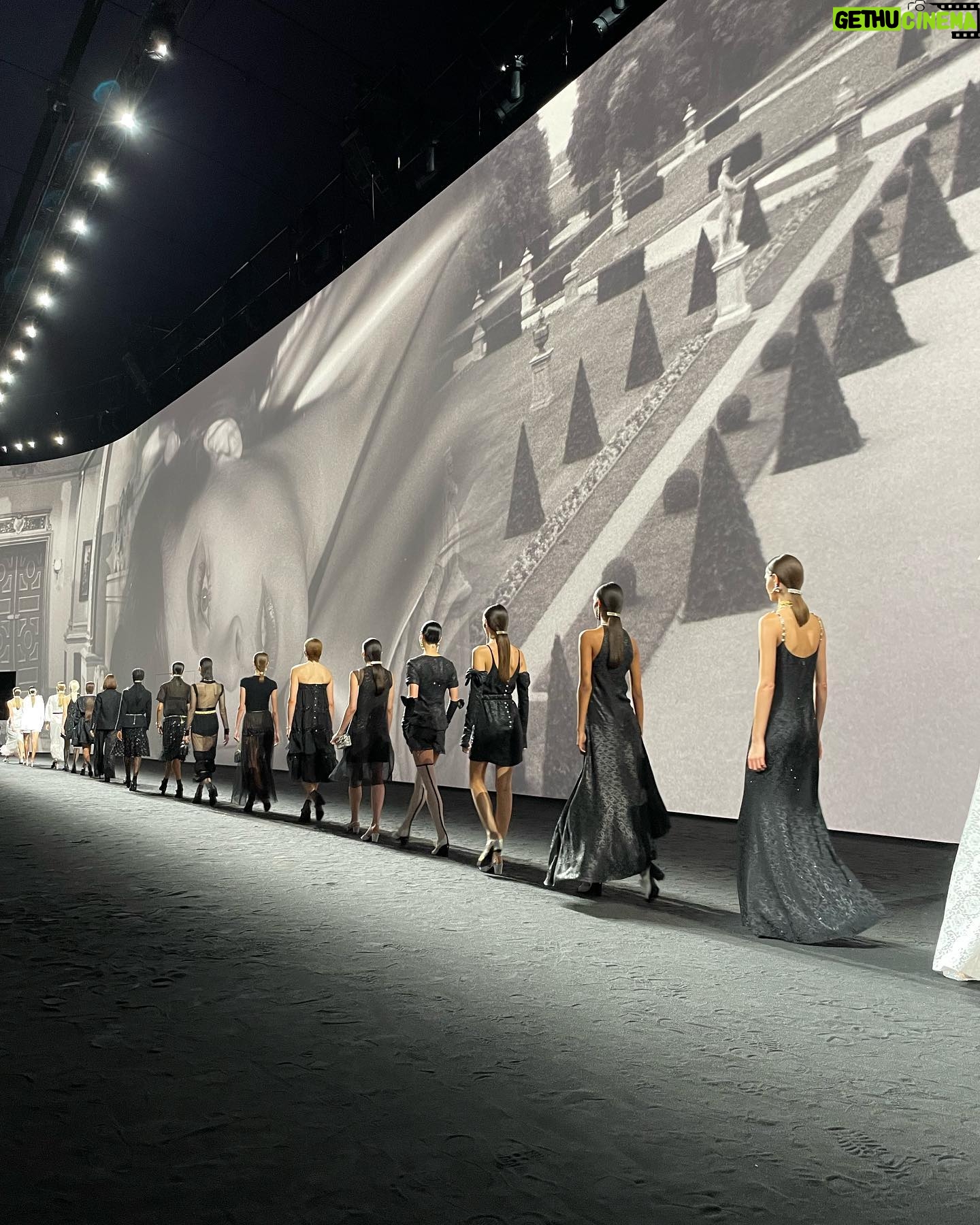Nana Komatsu Instagram - @chanelofficial Spring Summer 2023
2年10ヶ月ぶりのパリでCHANELのshow🇫🇷
会場は360°スクリーンで囲まれた空間。
今までのコレクションとは雰囲気もガラッと変わり、セクシーさもありながらその人が持つしなやかな身体のラインと素材が組み合わさって息を呑む美しさだった。
こっちまでドキッとしてしまう、ミステリアスな雰囲気が漂ったコレクションでした!
あぁ、楽しすぎたなぁ。
次のコレクションは
どんな感じなんだろう、待ち遠しい。
Thank you for @chanelofficial 🌹
#chanelspringsummer