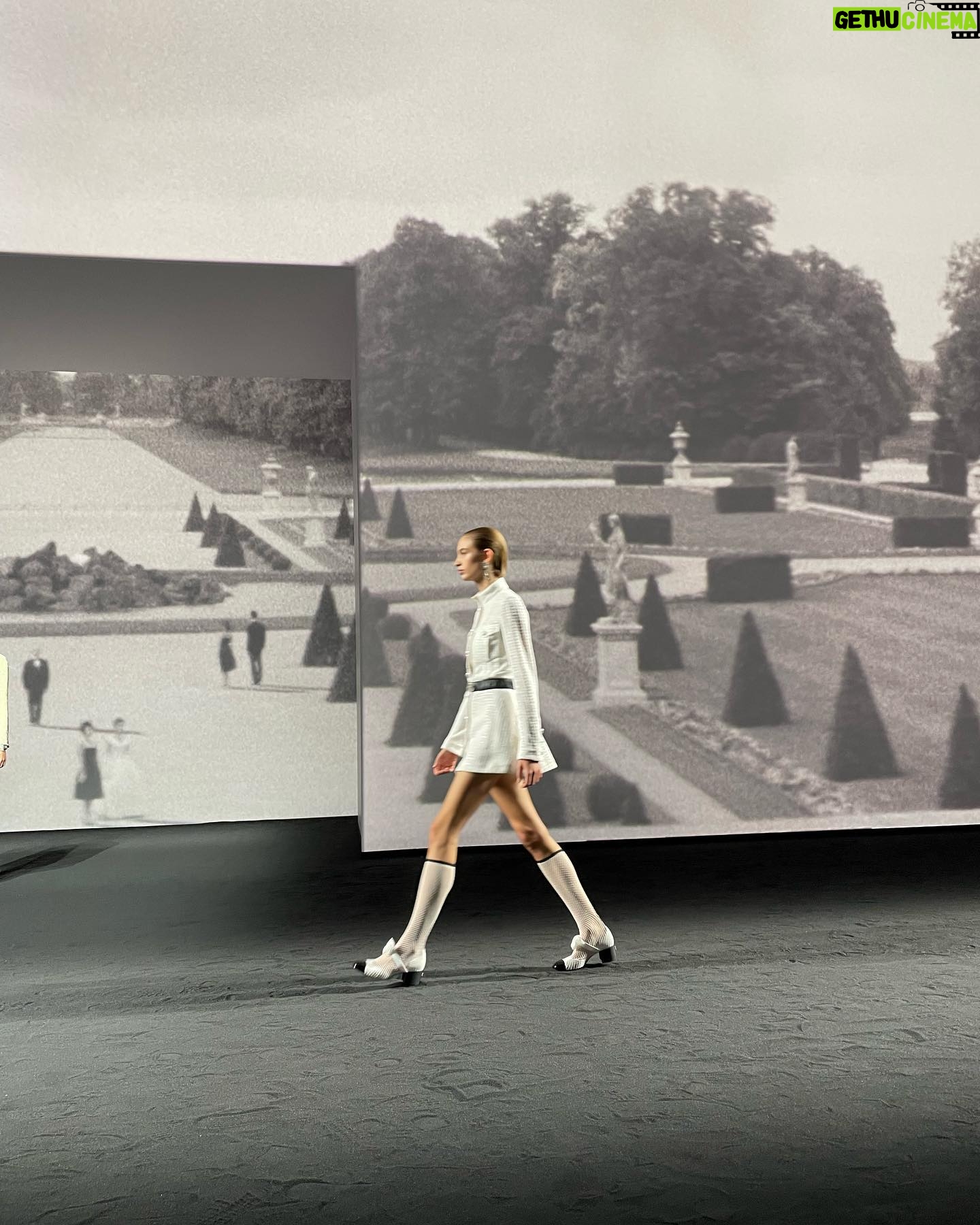 Nana Komatsu Instagram - @chanelofficial Spring Summer 2023
2年10ヶ月ぶりのパリでCHANELのshow🇫🇷
会場は360°スクリーンで囲まれた空間。
今までのコレクションとは雰囲気もガラッと変わり、セクシーさもありながらその人が持つしなやかな身体のラインと素材が組み合わさって息を呑む美しさだった。
こっちまでドキッとしてしまう、ミステリアスな雰囲気が漂ったコレクションでした!
あぁ、楽しすぎたなぁ。
次のコレクションは
どんな感じなんだろう、待ち遠しい。
Thank you for @chanelofficial 🌹
#chanelspringsummer