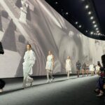 Nana Komatsu Instagram – @chanelofficial Spring Summer 2023

2年10ヶ月ぶりのパリでCHANELのshow🇫🇷
会場は360°スクリーンで囲まれた空間。
今までのコレクションとは雰囲気もガラッと変わり、セクシーさもありながらその人が持つしなやかな身体のラインと素材が組み合わさって息を呑む美しさだった。
こっちまでドキッとしてしまう、ミステリアスな雰囲気が漂ったコレクションでした！

あぁ、楽しすぎたなぁ。
次のコレクションは
どんな感じなんだろう、待ち遠しい。

Thank you for @chanelofficial 🌹
#chanelspringsummer