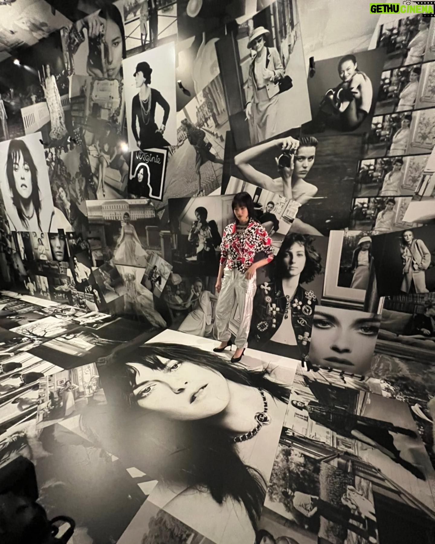 Nana Komatsu Instagram - @chanelofficial Spring Summer 2023
2年10ヶ月ぶりのパリでCHANELのshow🇫🇷
会場は360°スクリーンで囲まれた空間。
今までのコレクションとは雰囲気もガラッと変わり、セクシーさもありながらその人が持つしなやかな身体のラインと素材が組み合わさって息を呑む美しさだった。
こっちまでドキッとしてしまう、ミステリアスな雰囲気が漂ったコレクションでした!
あぁ、楽しすぎたなぁ。
次のコレクションは
どんな感じなんだろう、待ち遠しい。
Thank you for @chanelofficial 🌹
#chanelspringsummer