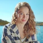 Burcu Biricik Instagram - ‘ #İlerisiDeniz ‘ dedik. Umut dolu olsun, o umut da uçsuz bucaksız olsun diye. Geride kaldığını bir an olsun düşünme çünküü  #İlerisiDeniz ⚓️💙 
@denizbank 💙💙💙

#işbirliği