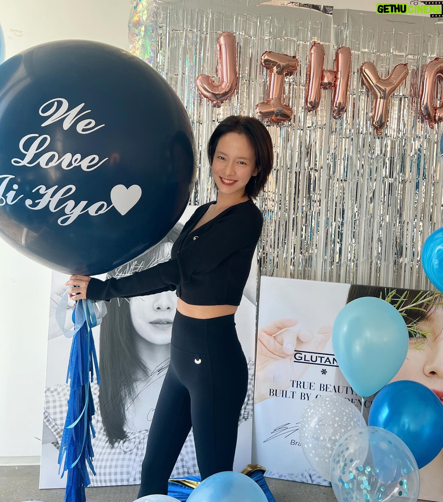 Song Ji-hyo Instagram - 만나면 늘 반갑고 반가운
#글루타넥스 담당자님들..
예쁜 꽃 풍선 감사합니다아🎈🎈
이번 영상도 기대해 주세요오✌🏻