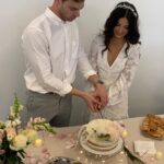 Sheryl Rubio Instagram – No puedo creer que han pasado dos años de esto… para los que no saben, Luke y yo nos casamos el 24 de octubre del 2020. A pesar de que un año después hiciéramos la boda que queríamos, con todos nuestros familiares y amigos, he de decir que esta boda fue mágica y especial. Fue pequeña, íntima y sorpresa. Yo no sabía cómo sería, mi ahora hermana @s0shaps y ahora mamá @lori_spiegel_shapiro nos sorprendieron con la celebración más linda del mundo ❤️ llena de flores y muchos detalles especiales que llevo en mi corazón. Tuvimos que transmitir la boda en zoom e invitamos a toda la gente que no pudo venir por obvias razones… y es que estoy tan agradecida de que ahora mi familia se expandió con gente tan maravillosa, que admiro y la verdad es que estoy tan rodeada de amor y apoyo que no tengo palabras para explicar cómo me siento. Conseguí al amor de mi vida, conseguí a mi mejor amigo, a él que tanto quería para mis hijos y mi futuro compañero de vida hasta que lleguemos a viejitos muy viejitos. Gracias mi amor por traerme a tu vida, mi amor siempre supo desde el primer momento que yo sería la mujer de su vida y con la que estaría para siempre y mira, no te equivocaste. Llenaste mi vida de tantas bendiciones y si se devolviera el tiempo de elegiría una y mil veces más. TE AMO MUCHÍSIMO @shapswade felices dos años, gracias por hacerme la mujer que soy hoy y por convertirme en esta versión de mi tan maravillosa que estuvo ahí adentro escondida y ahora salió de ese caparazón.