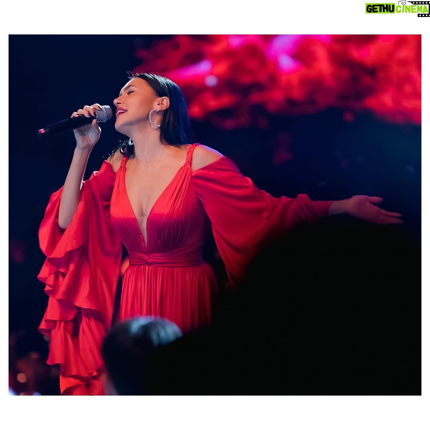 Şevval Sam Instagram - Cumhuriyet Bayramımız kutlu olsun🙏🏻❤️🤍❤️🤍❤️ #cumhuriyetbayramı
Fotoğraf @cankarabulutofficial
Elbise @tarikedizofficial
Styling @816styling
@sburcucam @mina.tanay
