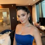 Gökçe Akyıldız Instagram – Canım @yukselozgur beni bu akşam prenses gibi hissettirdi🤍
Takılarım @robertobravo.tr 
Elbisem @sudietuzofficial 💫