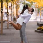 Sheryl Rubio Instagram – No puedo creer que han pasado dos años de esto… para los que no saben, Luke y yo nos casamos el 24 de octubre del 2020. A pesar de que un año después hiciéramos la boda que queríamos, con todos nuestros familiares y amigos, he de decir que esta boda fue mágica y especial. Fue pequeña, íntima y sorpresa. Yo no sabía cómo sería, mi ahora hermana @s0shaps y ahora mamá @lori_spiegel_shapiro nos sorprendieron con la celebración más linda del mundo ❤️ llena de flores y muchos detalles especiales que llevo en mi corazón. Tuvimos que transmitir la boda en zoom e invitamos a toda la gente que no pudo venir por obvias razones… y es que estoy tan agradecida de que ahora mi familia se expandió con gente tan maravillosa, que admiro y la verdad es que estoy tan rodeada de amor y apoyo que no tengo palabras para explicar cómo me siento. Conseguí al amor de mi vida, conseguí a mi mejor amigo, a él que tanto quería para mis hijos y mi futuro compañero de vida hasta que lleguemos a viejitos muy viejitos. Gracias mi amor por traerme a tu vida, mi amor siempre supo desde el primer momento que yo sería la mujer de su vida y con la que estaría para siempre y mira, no te equivocaste. Llenaste mi vida de tantas bendiciones y si se devolviera el tiempo de elegiría una y mil veces más. TE AMO MUCHÍSIMO @shapswade felices dos años, gracias por hacerme la mujer que soy hoy y por convertirme en esta versión de mi tan maravillosa que estuvo ahí adentro escondida y ahora salió de ese caparazón.
