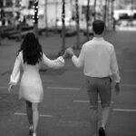 Sheryl Rubio Instagram – No puedo creer que han pasado dos años de esto… para los que no saben, Luke y yo nos casamos el 24 de octubre del 2020. A pesar de que un año después hiciéramos la boda que queríamos, con todos nuestros familiares y amigos, he de decir que esta boda fue mágica y especial. Fue pequeña, íntima y sorpresa. Yo no sabía cómo sería, mi ahora hermana @s0shaps y ahora mamá @lori_spiegel_shapiro nos sorprendieron con la celebración más linda del mundo ❤️ llena de flores y muchos detalles especiales que llevo en mi corazón. Tuvimos que transmitir la boda en zoom e invitamos a toda la gente que no pudo venir por obvias razones… y es que estoy tan agradecida de que ahora mi familia se expandió con gente tan maravillosa, que admiro y la verdad es que estoy tan rodeada de amor y apoyo que no tengo palabras para explicar cómo me siento. Conseguí al amor de mi vida, conseguí a mi mejor amigo, a él que tanto quería para mis hijos y mi futuro compañero de vida hasta que lleguemos a viejitos muy viejitos. Gracias mi amor por traerme a tu vida, mi amor siempre supo desde el primer momento que yo sería la mujer de su vida y con la que estaría para siempre y mira, no te equivocaste. Llenaste mi vida de tantas bendiciones y si se devolviera el tiempo de elegiría una y mil veces más. TE AMO MUCHÍSIMO @shapswade felices dos años, gracias por hacerme la mujer que soy hoy y por convertirme en esta versión de mi tan maravillosa que estuvo ahí adentro escondida y ahora salió de ese caparazón.