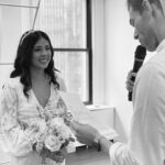Sheryl Rubio Instagram – No puedo creer que han pasado dos años de esto… para los que no saben, Luke y yo nos casamos el 24 de octubre del 2020. A pesar de que un año después hiciéramos la boda que queríamos, con todos nuestros familiares y amigos, he de decir que esta boda fue mágica y especial. Fue pequeña, íntima y sorpresa. Yo no sabía cómo sería, mi ahora hermana @s0shaps y ahora mamá @lori_spiegel_shapiro nos sorprendieron con la celebración más linda del mundo ❤️ llena de flores y muchos detalles especiales que llevo en mi corazón. Tuvimos que transmitir la boda en zoom e invitamos a toda la gente que no pudo venir por obvias razones… y es que estoy tan agradecida de que ahora mi familia se expandió con gente tan maravillosa, que admiro y la verdad es que estoy tan rodeada de amor y apoyo que no tengo palabras para explicar cómo me siento. Conseguí al amor de mi vida, conseguí a mi mejor amigo, a él que tanto quería para mis hijos y mi futuro compañero de vida hasta que lleguemos a viejitos muy viejitos. Gracias mi amor por traerme a tu vida, mi amor siempre supo desde el primer momento que yo sería la mujer de su vida y con la que estaría para siempre y mira, no te equivocaste. Llenaste mi vida de tantas bendiciones y si se devolviera el tiempo de elegiría una y mil veces más. TE AMO MUCHÍSIMO @shapswade felices dos años, gracias por hacerme la mujer que soy hoy y por convertirme en esta versión de mi tan maravillosa que estuvo ahí adentro escondida y ahora salió de ese caparazón.