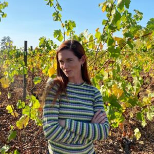 Bonnie Wright Instagram - When I see a glass of organic biodynamic wine coming towards me 👀 A few weekends ago I had the joy of shooting my next @gogently.earth YouTube episode @coopermountainvineyards learning about the wine making process and caring for our soils. 4th photo is the most beautiful compost pile I’ve ever seen! Episode out November 13th 🍷🍷🍷