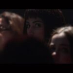 Claudia Salas Instagram – Esto llega el 13 de NOVIEMBRE y a día de hoy no tengo palabras para definir el “proyecto de mi vida”.
Una sí: GRACIAS (sobre todo a la gente que estuvo vestida de negro y con un walkie los cinco meses de rodaje en valencia).
@larutaserie
@caballofilms
@atresplayer
@atresmediacom
@kuranda_agencia