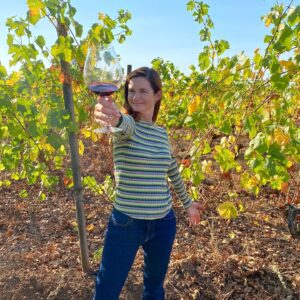 Bonnie Wright Instagram - When I see a glass of organic biodynamic wine coming towards me 👀 A few weekends ago I had the joy of shooting my next @gogently.earth YouTube episode @coopermountainvineyards learning about the wine making process and caring for our soils. 4th photo is the most beautiful compost pile I’ve ever seen! Episode out November 13th 🍷🍷🍷