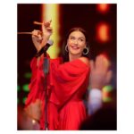 Şevval Sam Instagram - Cumhuriyet Bayramımız kutlu olsun🙏🏻❤️🤍❤️🤍❤️ #cumhuriyetbayramı 
Fotoğraf @cankarabulutofficial 
Elbise @tarikedizofficial 
Styling @816styling 
@sburcucam @mina.tanay