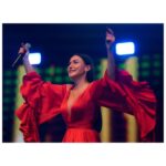 Şevval Sam Instagram - Cumhuriyet Bayramımız kutlu olsun🙏🏻❤️🤍❤️🤍❤️ #cumhuriyetbayramı 
Fotoğraf @cankarabulutofficial 
Elbise @tarikedizofficial 
Styling @816styling 
@sburcucam @mina.tanay