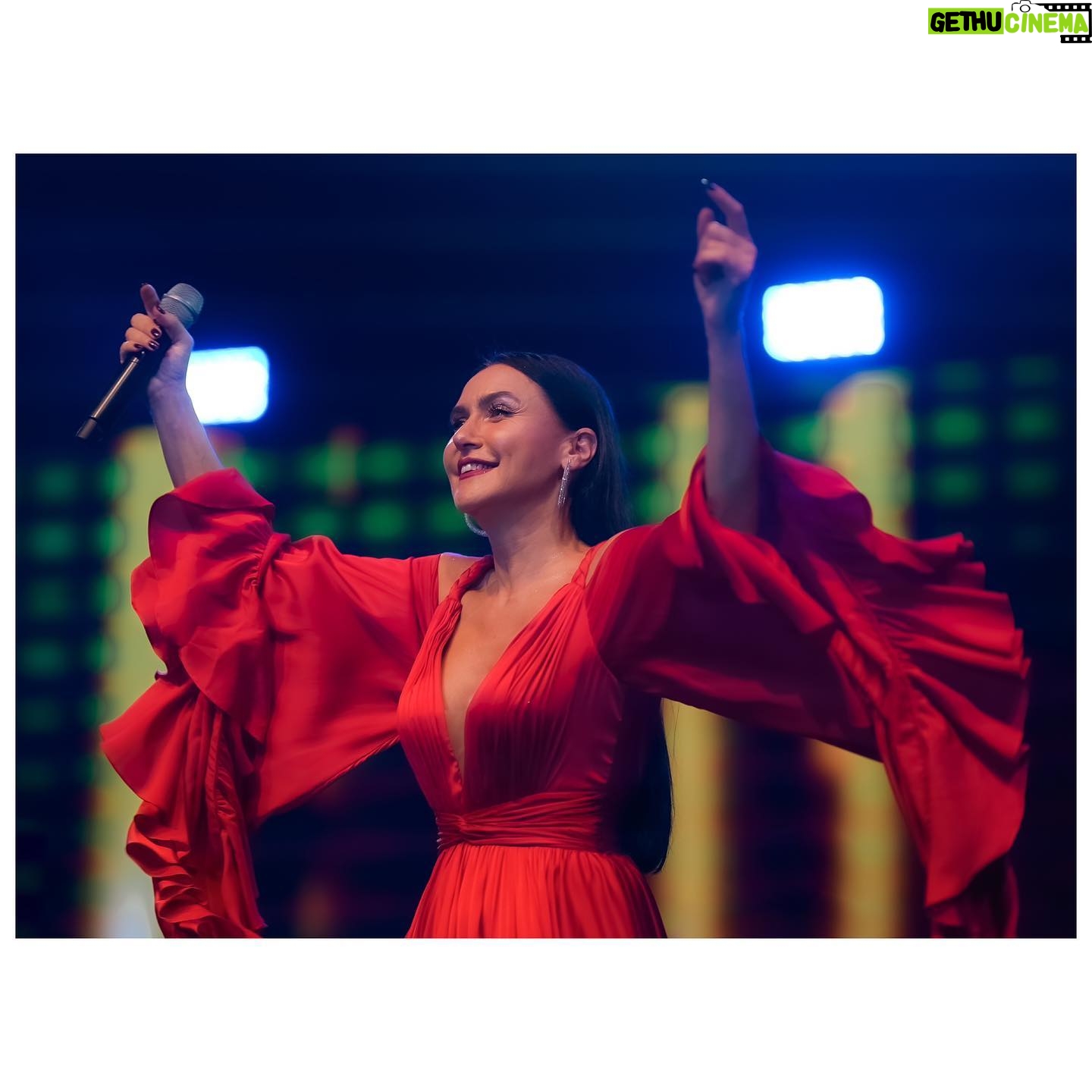 Şevval Sam Instagram - Cumhuriyet Bayramımız kutlu olsun🙏🏻❤️🤍❤️🤍❤️ #cumhuriyetbayramı
Fotoğraf @cankarabulutofficial
Elbise @tarikedizofficial
Styling @816styling
@sburcucam @mina.tanay