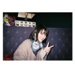 Minami Hamabe Instagram - お久しぶりです🦭
もうすっかりニットが心地よくなりました
みなさんお元気でしょうか

この1年くらいは写ルンですカメラで写真を撮り、規定の枚数を撮り終わったら現像しているので、リアルタイムの写真は中々投稿出来てなくて申し訳ないです🦭
これは春先頃撮影していた『オリバーな犬、(Gosh!!)このヤロウ』のシーズン2に少しだけお邪魔したときの撮影時のお写真です🦭
ちょい懐
謎顔

先日実家に少し帰省したのですが、
弟が前に会った時よりも更に縦に伸びていて大ビックリしました
現在178~9cmは確実です🦭
父は181cmなのですが
斜め後ろいると父と区別がつかず声も声変わり後はそっくりなので
父だと思っていたら弟だったなんてことが何度もありました🦭
切実に恨めしいです🦭

実家の猫2匹にも嫌われ、触りすぎて噛まれ、逃げられました🦭
が、お墓参りの際に祖母らに焼酎に漬けて甘くした渋柿と大根寿司をたくさん貰ったので、猫に嫌われても大丈夫です🦭
まだまだ懲りずに触ります🦭
母の車を借りて、父と母の指導の元、初心者マークを買ってきて貰い、運転も練習しました🦭
真夏のような汗をかきましたが、無事に帰ってこれたので大丈夫です🦭

という近況でした
22歳いい感じに冬へ向かってます

あ、実は夏に弟と東京観光したのでその時の写ルンですの現像したら、共有させてください…