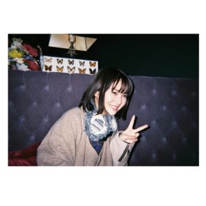 Minami Hamabe Instagram - お久しぶりです🦭
もうすっかりニットが心地よくなりました
みなさんお元気でしょうか

この1年くらいは写ルンですカメラで写真を撮り、規定の枚数を撮り終わったら現像しているので、リアルタイムの写真は中々投稿出来てなくて申し訳ないです🦭
これは春先頃撮影していた『オリバーな犬、(Gosh!!)このヤロウ』のシーズン2に少しだけお邪魔したときの撮影時のお写真です🦭
ちょい懐
謎顔

先日実家に少し帰省したのですが、
弟が前に会った時よりも更に縦に伸びていて大ビックリしました
現在178~9cmは確実です🦭
父は181cmなのですが
斜め後ろいると父と区別がつかず声も声変わり後はそっくりなので
父だと思っていたら弟だったなんてことが何度もありました🦭
切実に恨めしいです🦭

実家の猫2匹にも嫌われ、触りすぎて噛まれ、逃げられました🦭
が、お墓参りの際に祖母らに焼酎に漬けて甘くした渋柿と大根寿司をたくさん貰ったので、猫に嫌われても大丈夫です🦭
まだまだ懲りずに触ります🦭
母の車を借りて、父と母の指導の元、初心者マークを買ってきて貰い、運転も練習しました🦭
真夏のような汗をかきましたが、無事に帰ってこれたので大丈夫です🦭

という近況でした
22歳いい感じに冬へ向かってます

あ、実は夏に弟と東京観光したのでその時の写ルンですの現像したら、共有させてください…