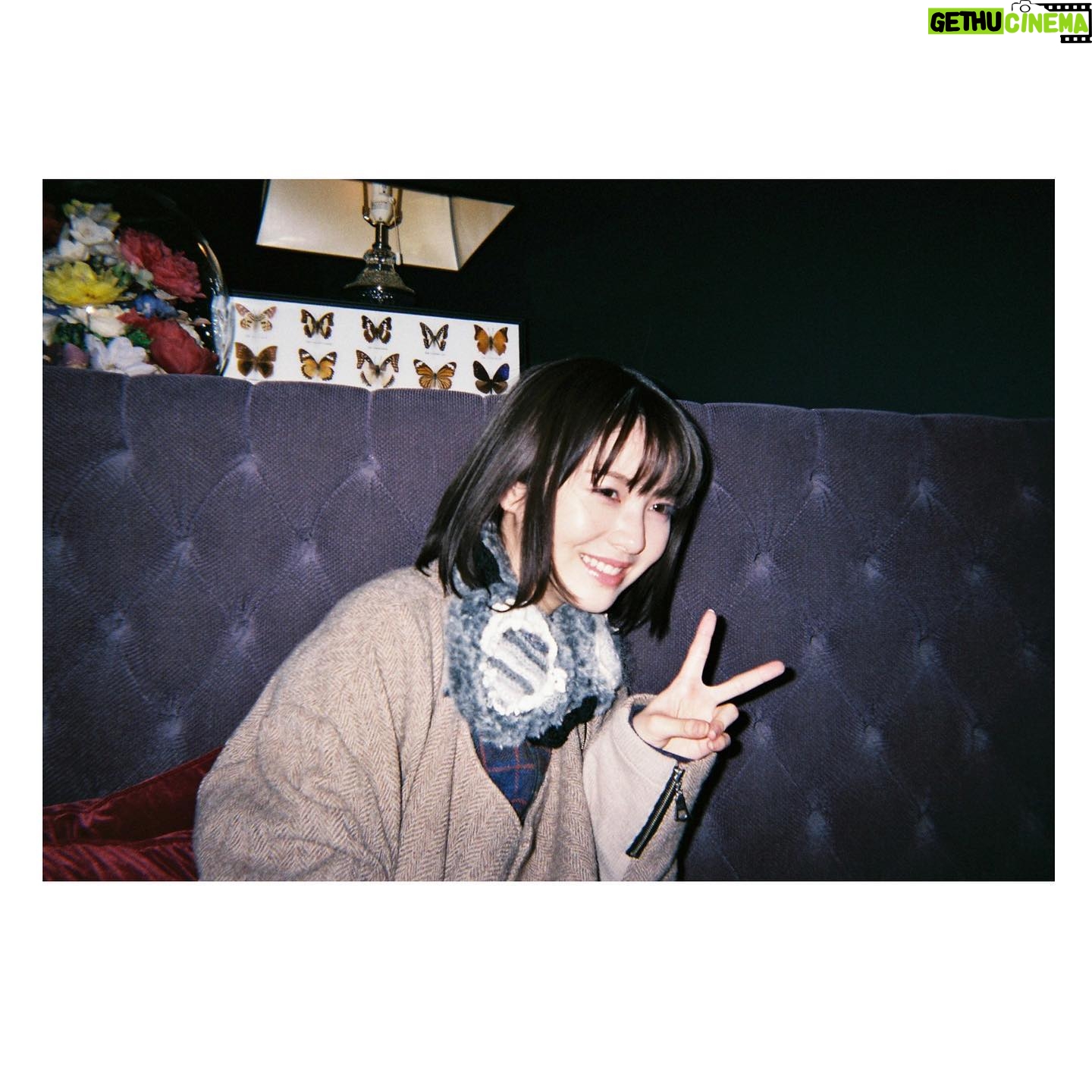 Minami Hamabe - 290.9K Likes - お久しぶりです🦭
もうすっかりニットが心地よくなりました
みなさんお元気でしょうか
この1年くらいは写ルンですカメラで写真を撮り、規定の枚数を撮り終わったら現像しているので、リアルタイムの写真は中々投稿出来てなくて申し訳ないです🦭
これは春先頃撮影していた『オリバーな犬、(Gosh!!)このヤロウ』のシーズン2に少しだけお邪魔したときの撮影時のお写真です🦭
ちょい懐
謎顔
先日実家に少し帰省したのですが、
弟が前に会った時よりも更に縦に伸びていて大ビックリしました
現在178~9cmは確実です🦭
父は181cmなのですが
斜め後ろいると父と区別がつかず声も声変わり後はそっくりなので
父だと思っていたら弟だったなんてことが何度もありました🦭
切実に恨めしいです🦭
実家の猫2匹にも嫌われ、触りすぎて噛まれ、逃げられました🦭
が、お墓参りの際に祖母らに焼酎に漬けて甘くした渋柿と大根寿司をたくさん貰ったので、猫に嫌われても大丈夫です🦭
まだまだ懲りずに触ります🦭
母の車を借りて、父と母の指導の元、初心者マークを買ってきて貰い、運転も練習しました🦭
真夏のような汗をかきましたが、無事に帰ってこれたので大丈夫です🦭
という近況でした
22歳いい感じに冬へ向かってます
あ、実は夏に弟と東京観光したのでその時の写ルンですの現像したら、共有させてください…