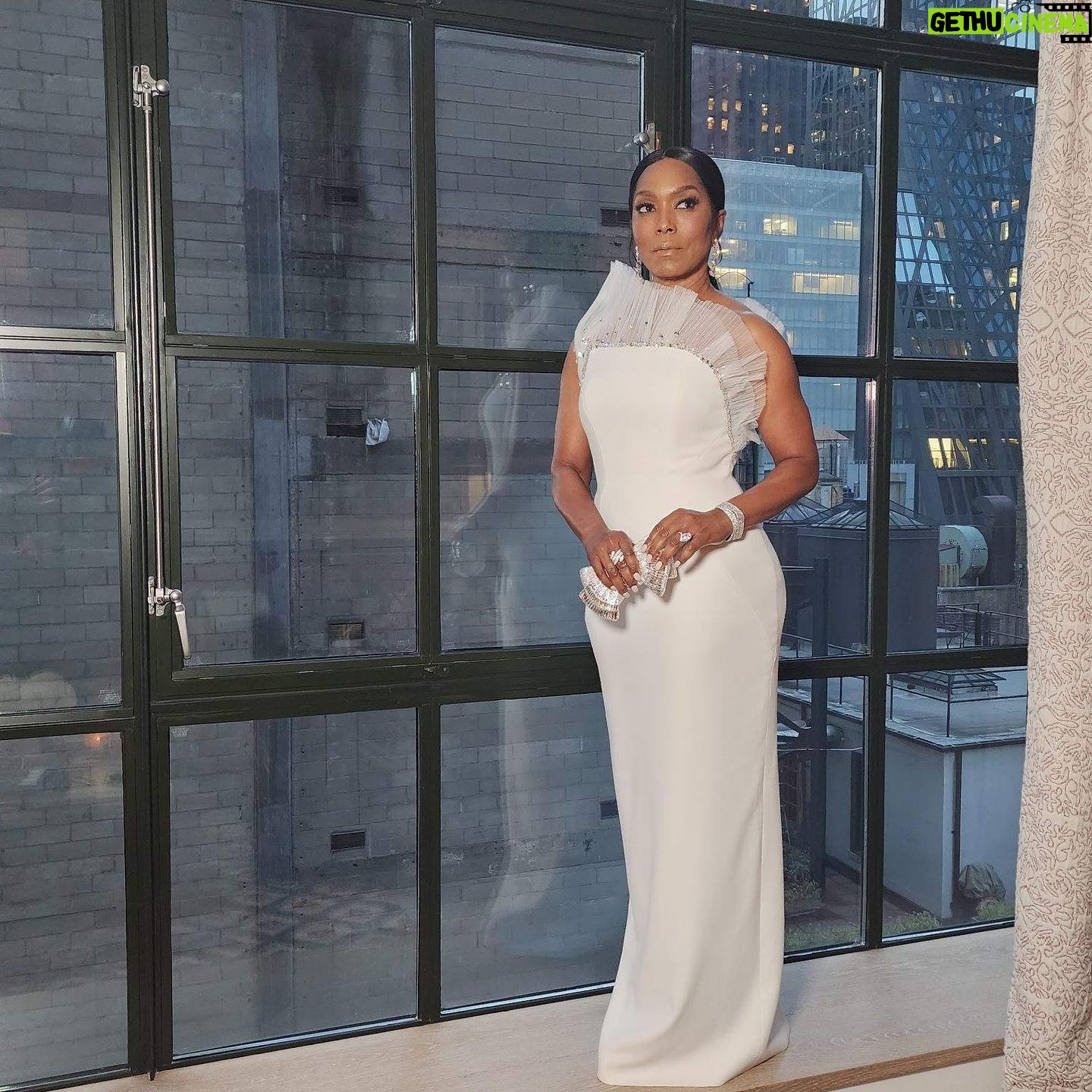 Angela Bassett Instagram - Hey Everybody, you good?
Me, I can scarcely believe that this poor little black girl from the projects of St. Pete, FL, has come so far and tonight will receive one of Glamour’s Women of the Year Awards. God, you have blessed me beyond measure! Watch the festivities tonight, link in my bio 🤍
Stylist: @jlynnstyle18
Hair: @hairjunkierandy
Makeup/📷: @dandremichael
Dress: @pamellaroland
Shoes: @sarahflint_nyc
