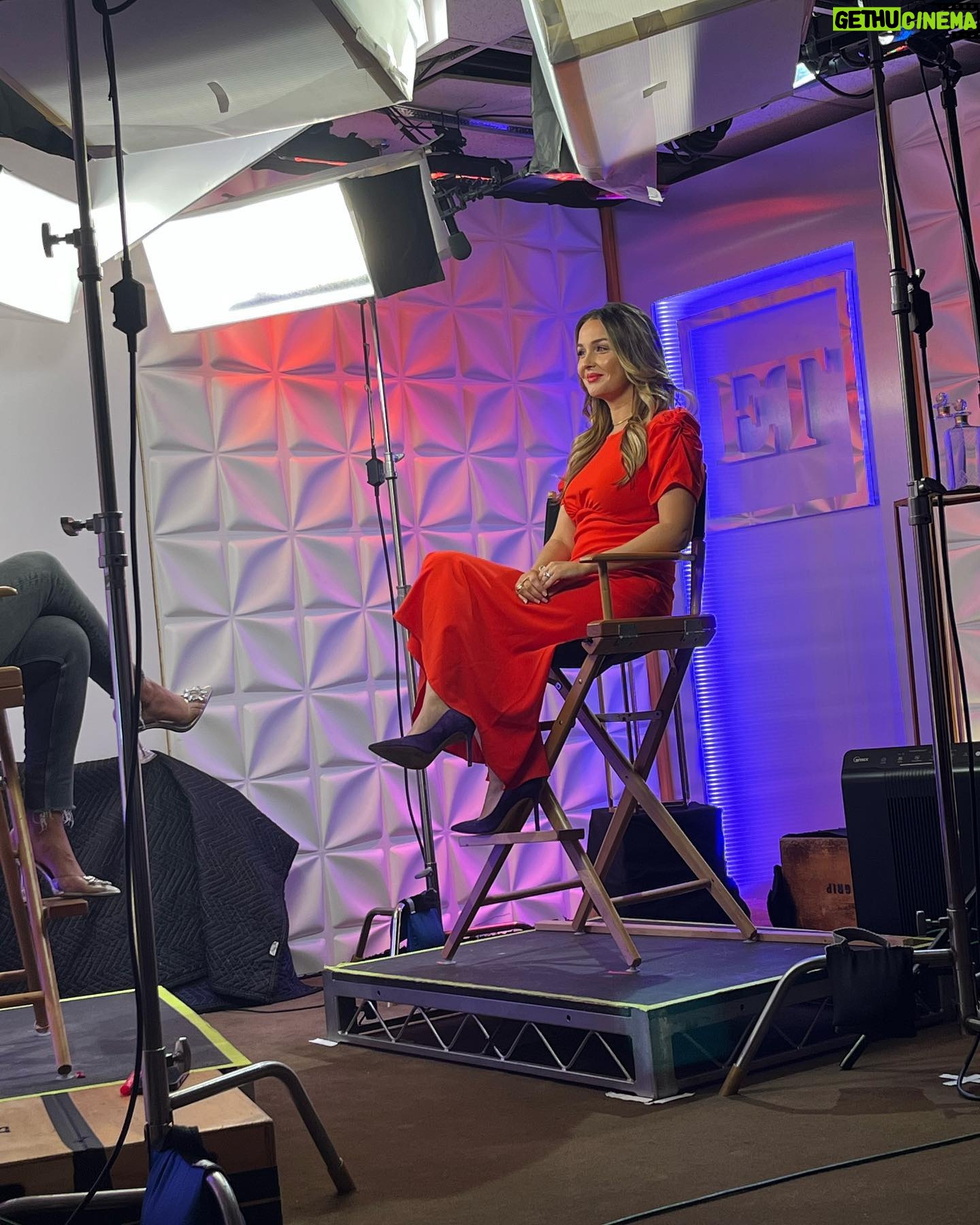 Camilla Luddington Instagram - Yesterday’s holiday glam for Entertainment Tonight! Glam- @nataliehoseltonstyle
@justinemarjan
@thetonyabrewer
Tap for more credits!