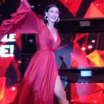 Şevval Sam Instagram - Hazırlık ayrı keyif, sahne ayrı keyif..❤️❤️❤️❤️ video @cankarabulutofficial 
Elbise @tarikedizofficial 
Styling @816styling 
@sburcucam @mina.tanay