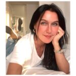 Şevval Sam Instagram - Yine otel odaları, konserler..yine bu gece sabaha karşı dönüş..yine sete bağlanıp uyumadan çekim..ben kara kara düşünüyor gibi durmuyorum tabii burda🤗..çünkü neyse ki yaptığım işi çok seviyorum..ve sizlerin sevgisi her zaman çok kıymetli..❤️