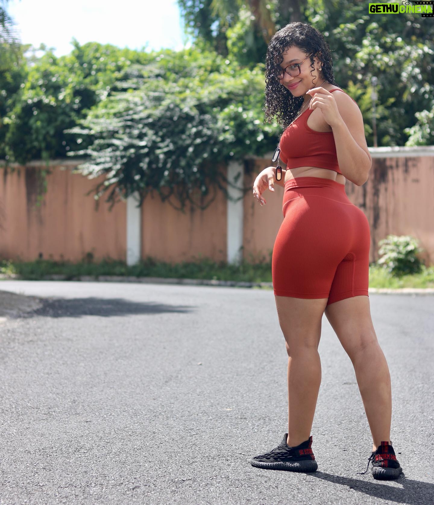 Chelsy García - 54.6K Likes - La ropa la venden, pero el flow no se compra. 😎
Este hermoso conjunto es de @oumaibrand 🔥