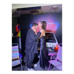 Claudia Salas Instagram – La noche de anoche fue…

Qué bonito poder compartir con la gente que quieres -que te eligen y eliges- un momento tan lleno de todas las cosas bonitas que se os ocurran en este momento.

Gracias @caballofilms @atresplayer por hacer esto posible.

Gracias @kuranda_agencia por caminar conmigo.

Gracias @cristina_salas_ por seguir siempre a mi lado. Por hacerlo todo fácil. Por estar.

Gracias @josejuan35 ya sabéis por qué.

Gracias a todos y cada uno del equipo/familia; ya no sé en qué se diferencian, de @larutaserie .

Tengo mucha suerte.

Pd: la ultima foto es la mejor. Se llama Rosa, es la persona que más honor hace a un nombre. Trajo consigo una foto de mi padre guardada en el bolsillo y gracias a eso, en ese teatro estuvimos todos.

Os quiero.

👗 @yolancris 
💄 @yslbeauty 
💍 @tousjewelry