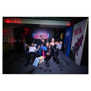 Claudia Salas Instagram - La noche de anoche fue…

Qué bonito poder compartir con la gente que quieres -que te eligen y eliges- un momento tan lleno de todas las cosas bonitas que se os ocurran en este momento.

Gracias @caballofilms @atresplayer por hacer esto posible.

Gracias @kuranda_agencia por caminar conmigo.

Gracias @cristina_salas_ por seguir siempre a mi lado. Por hacerlo todo fácil. Por estar.

Gracias @josejuan35 ya sabéis por qué.

Gracias a todos y cada uno del equipo/familia; ya no sé en qué se diferencian, de @larutaserie .

Tengo mucha suerte.

Pd: la ultima foto es la mejor. Se llama Rosa, es la persona que más honor hace a un nombre. Trajo consigo una foto de mi padre guardada en el bolsillo y gracias a eso, en ese teatro estuvimos todos.

Os quiero.

👗 @yolancris 
💄 @yslbeauty 
💍 @tousjewelry