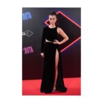 Claudia Salas Instagram – La noche de anoche fue…

Qué bonito poder compartir con la gente que quieres -que te eligen y eliges- un momento tan lleno de todas las cosas bonitas que se os ocurran en este momento.

Gracias @caballofilms @atresplayer por hacer esto posible.

Gracias @kuranda_agencia por caminar conmigo.

Gracias @cristina_salas_ por seguir siempre a mi lado. Por hacerlo todo fácil. Por estar.

Gracias @josejuan35 ya sabéis por qué.

Gracias a todos y cada uno del equipo/familia; ya no sé en qué se diferencian, de @larutaserie .

Tengo mucha suerte.

Pd: la ultima foto es la mejor. Se llama Rosa, es la persona que más honor hace a un nombre. Trajo consigo una foto de mi padre guardada en el bolsillo y gracias a eso, en ese teatro estuvimos todos.

Os quiero.

👗 @yolancris 
💄 @yslbeauty 
💍 @tousjewelry
