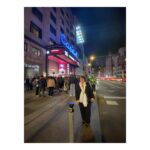 Claudia Salas Instagram – La noche de anoche fue…

Qué bonito poder compartir con la gente que quieres -que te eligen y eliges- un momento tan lleno de todas las cosas bonitas que se os ocurran en este momento.

Gracias @caballofilms @atresplayer por hacer esto posible.

Gracias @kuranda_agencia por caminar conmigo.

Gracias @cristina_salas_ por seguir siempre a mi lado. Por hacerlo todo fácil. Por estar.

Gracias @josejuan35 ya sabéis por qué.

Gracias a todos y cada uno del equipo/familia; ya no sé en qué se diferencian, de @larutaserie .

Tengo mucha suerte.

Pd: la ultima foto es la mejor. Se llama Rosa, es la persona que más honor hace a un nombre. Trajo consigo una foto de mi padre guardada en el bolsillo y gracias a eso, en ese teatro estuvimos todos.

Os quiero.

👗 @yolancris 
💄 @yslbeauty 
💍 @tousjewelry