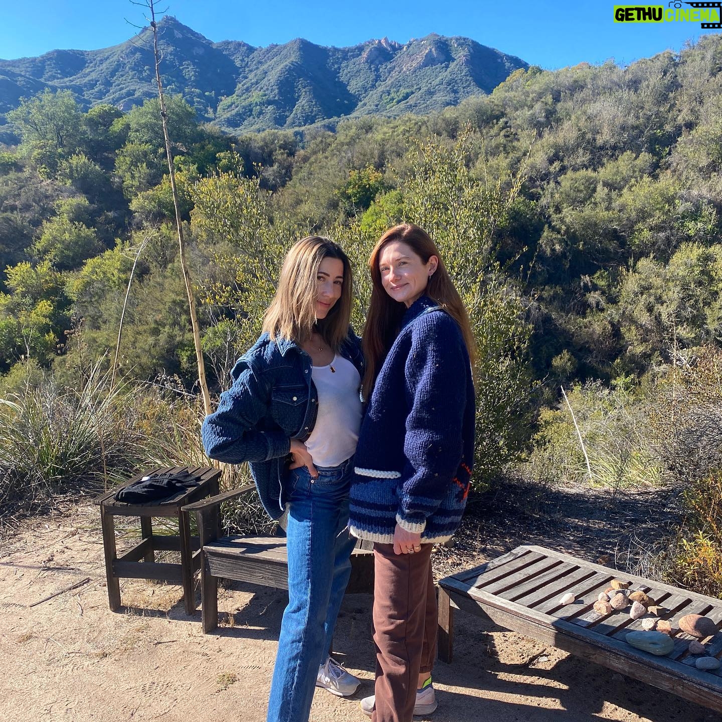 Bonnie Wright Instagram - Reunited after 3 years! So happy you were our very first house guest 💓 love you @fr.amy