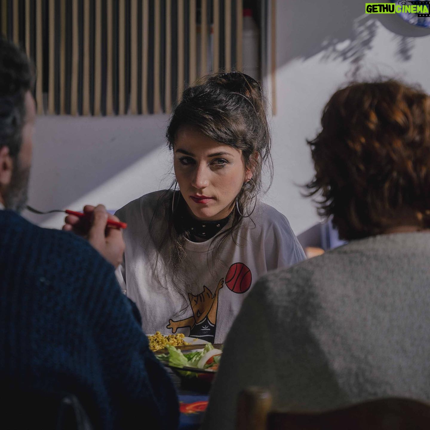 Claudia Salas Instagram - Sigo sin palabras después del estreno…
Ya están disponibles los dos primeros capítulos de @larutaserie en @atresplayer
Cinco meses en los que un equipo precioso lleno de talento, que ha sido casa, familia y hogar, se ha dejado el alma para que esto, ahora ya vuestro, os llene también las vuestras.
Toni y yo estamos muy felices.
Gracias por todo el amor y cariño que estamos recibiendo.
De corazón.
@caballofilms es un placer estar a vuestro lado.
@kuranda_agencia 🤍
@laia_lluch en cada disparo haces magia magia.
🌹