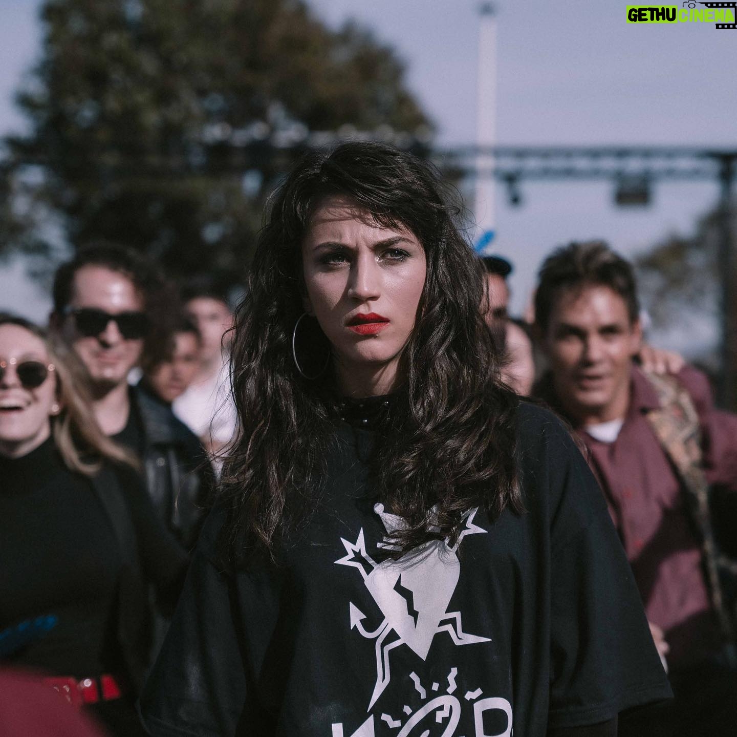 Claudia Salas Instagram - Sigo sin palabras después del estreno…
Ya están disponibles los dos primeros capítulos de @larutaserie en @atresplayer
Cinco meses en los que un equipo precioso lleno de talento, que ha sido casa, familia y hogar, se ha dejado el alma para que esto, ahora ya vuestro, os llene también las vuestras.
Toni y yo estamos muy felices.
Gracias por todo el amor y cariño que estamos recibiendo.
De corazón.
@caballofilms es un placer estar a vuestro lado.
@kuranda_agencia 🤍
@laia_lluch en cada disparo haces magia magia.
🌹