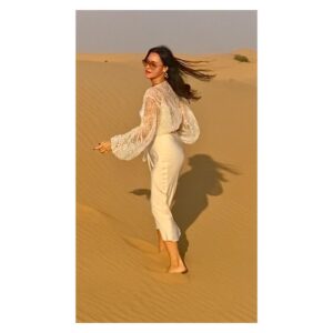 Şevval Sam Instagram - EN SEVDİĞİMMM ELBİSELERİM 🌺⭐️🤩@tarikedizofficial 💃🏻 
Sahne olsun, özel organizasyonlarda olsun, özel hayatımda olsun…hep yanımda olduğunuz için çok teşekkür ederim…
🤍🤍🤍🤍🤍🤍🤍🤍🤍
Elbise ve Bolero @tarikedizofficial 
Styling @816styling 
@sburcucam @mina.tanay