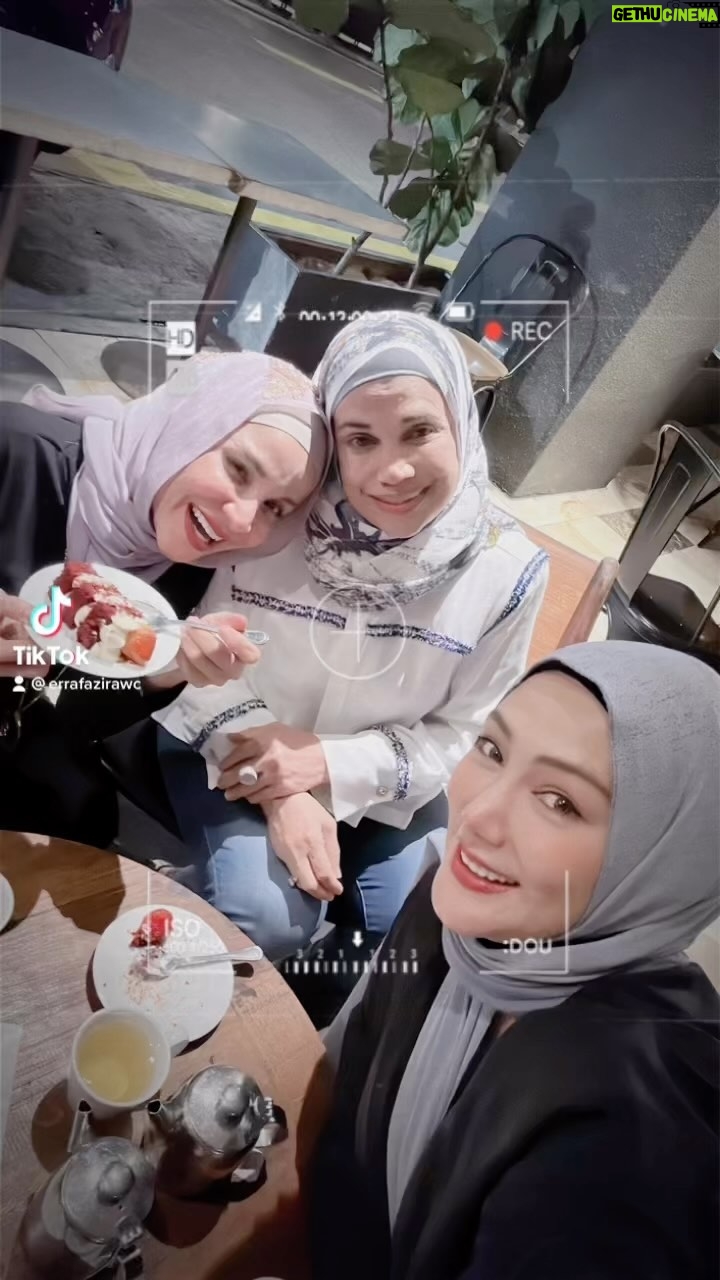 Erra Fazira Instagram - Happy Birthday to my beautiful sahabat @bettybanafee n my beautiful gila2 PT & muaithai cicer @elaine.tan78 .. .
.
MY WORLD IS BRIGHTER N FUN N GILA N PENAT N MCM YOYO.. WITH BOTH OF U.. 😝🤣🥰 ❤️u both