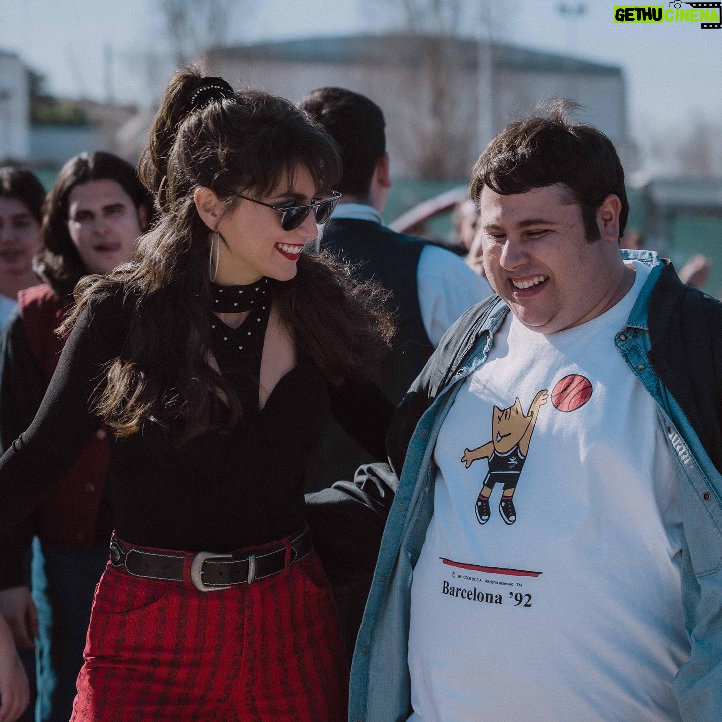Claudia Salas Instagram - Sigo sin palabras después del estreno…
Ya están disponibles los dos primeros capítulos de @larutaserie en @atresplayer
Cinco meses en los que un equipo precioso lleno de talento, que ha sido casa, familia y hogar, se ha dejado el alma para que esto, ahora ya vuestro, os llene también las vuestras.
Toni y yo estamos muy felices.
Gracias por todo el amor y cariño que estamos recibiendo.
De corazón.
@caballofilms es un placer estar a vuestro lado.
@kuranda_agencia 🤍
@laia_lluch en cada disparo haces magia magia.
🌹