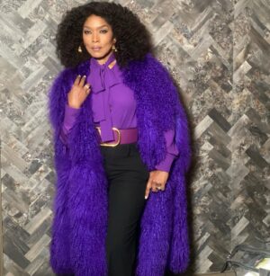 Angela Bassett Instagram - WAKANDA WEEKEND ONE 💚💜

Stylist: @jlynnstyle18 
Hair: @hairjunkierandy 
Makeup/📷: @dandremichael 

#WakandaForever 🖤