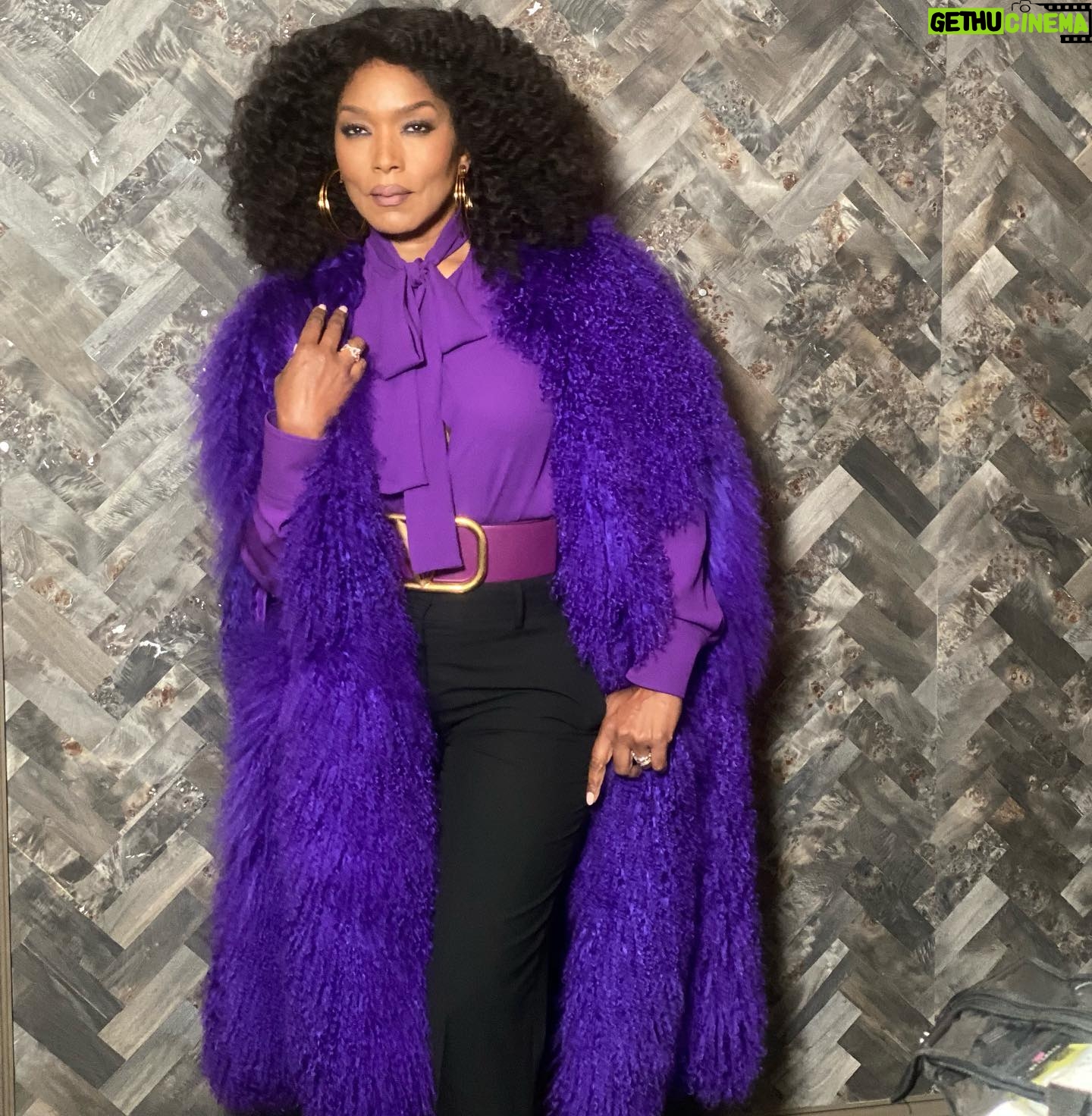 Angela Bassett - 334K Likes - WAKANDA WEEKEND ONE 💚💜
Stylist: @jlynnstyle18
Hair: @hairjunkierandy
Makeup/📷: @dandremichael
#WakandaForever 🖤