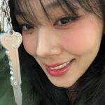 BIBI Instagram - 요번 앨범 한정판에만 들어있는 큐티뽀쨕 굿즈🤍 지금 구매해! 매진 임박!
