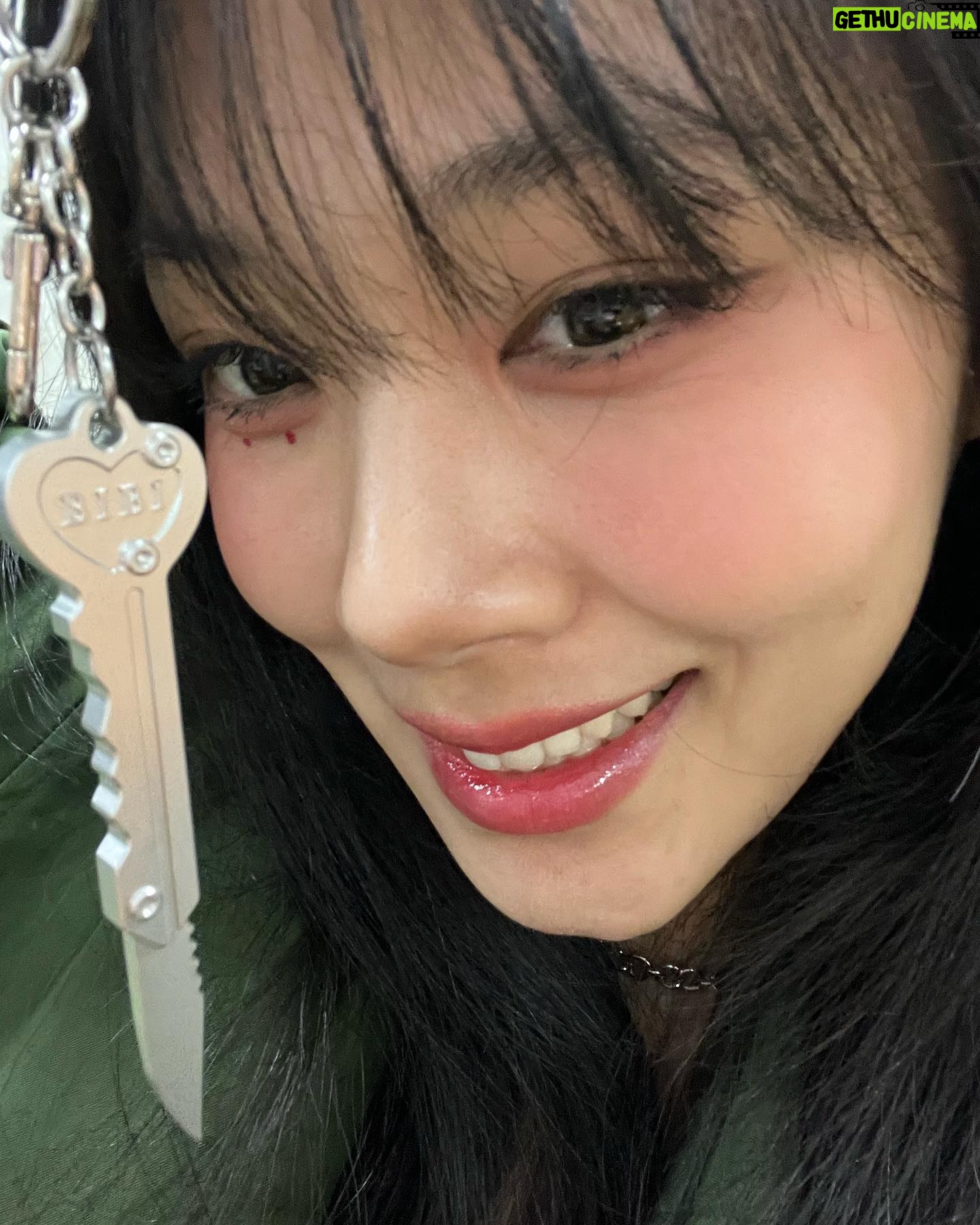 BIBI Instagram - 요번 앨범 한정판에만 들어있는 큐티뽀쨕 굿즈🤍 지금 구매해! 매진 임박!