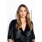 Camilla Luddington Instagram - Last night the incredible @therealdebbieallen was honored by the television academy (rightfully so!) and I got to be there to celebrate it!!! #halloffame 💛💛💛💛

Amazing glam team- @justinemarjan hair
@josecorella makeup
@nataliehoseltonstyle stylist
Tap for credits!