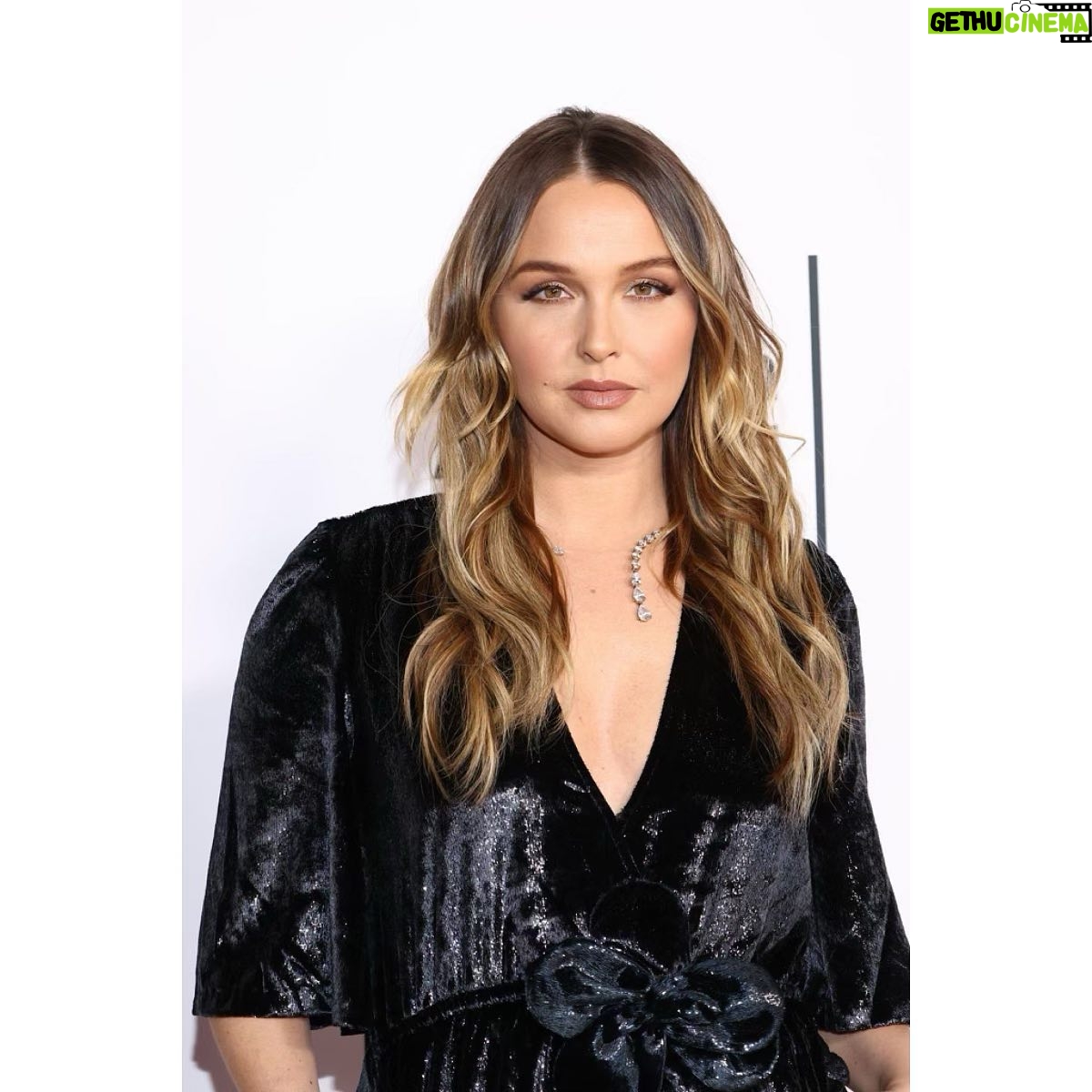 Camilla Luddington Instagram - Last night the incredible @therealdebbieallen was honored by the television academy (rightfully so!) and I got to be there to celebrate it!!! #halloffame 💛💛💛💛
Amazing glam team- @justinemarjan hair
@josecorella makeup
@nataliehoseltonstyle stylist
Tap for credits!