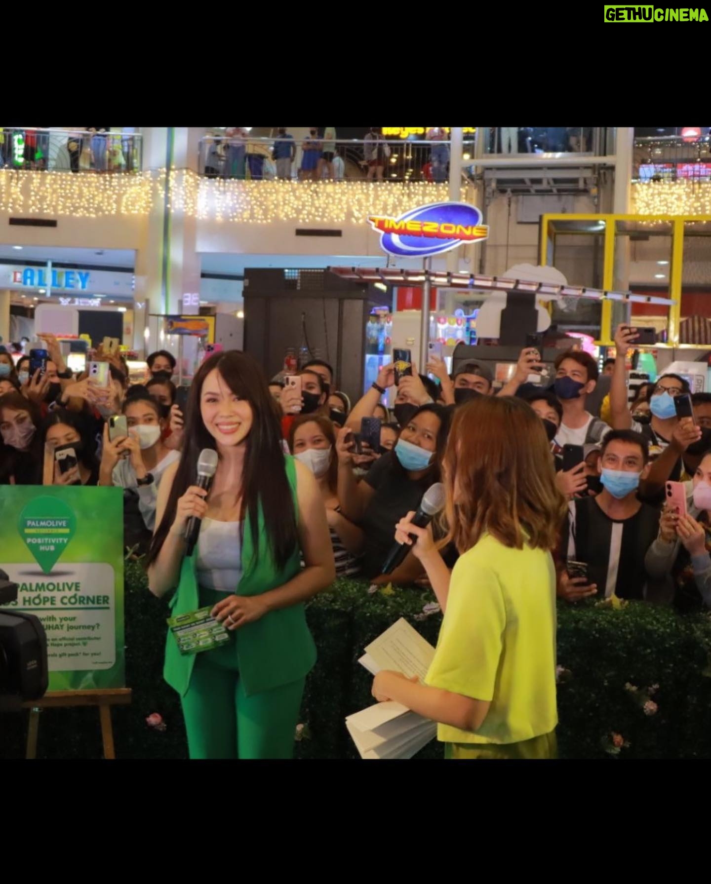 Julia Montes Instagram - Look at how amazing this Palmolive Naturals Positivity Hub looks! Sobrang na-enjoy ko ang nature moments and bonding sessions with my Palmolive girls at sobrang amazing pa ng mga prizes! Get your own turn #HaayToBuhayNaBuhay moment when you visit us! Till today na lang ito girls! Kaya let’s go na! Join us! @palmoliveph 💚 #PalmoliveNaturals
📍Market! Market! Activity Center